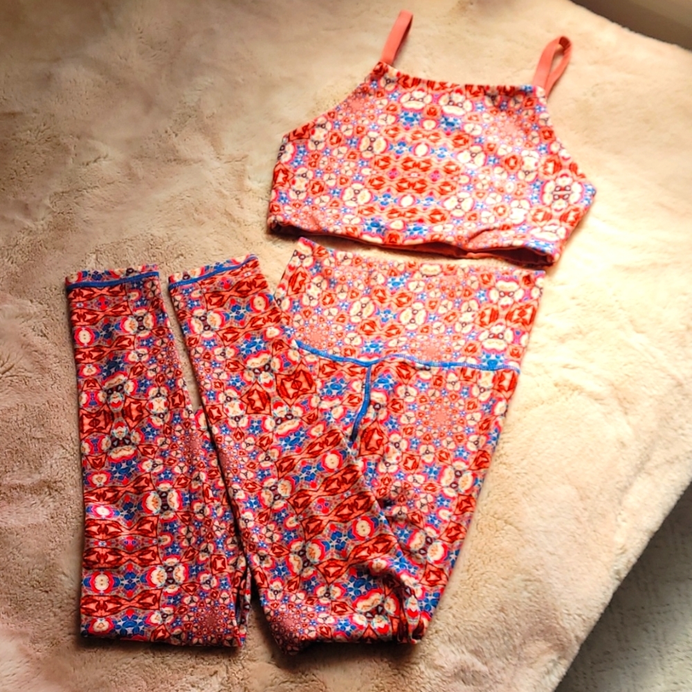 Wolven 2 Piece Set with Reversible Crop Top & Leggings, Size Small